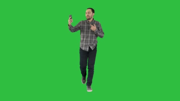 Homme appelant par appel vidéo au téléphone parlant à quelqu'un saluant lors d'une conversation par vidéochat sur un écran vert, Chroma Key . — Video