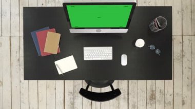 Ofis masası bilgisayar ve ekran kamera gördüm. Yeşil perde Mock-up göstermek.
