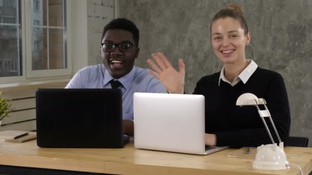 Feliz hombre y mujer de negocios hablando con la cámara — Vídeos de Stock