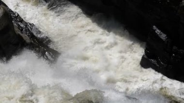 Şelale isabet ve splash sert kayaların yüzeyi,