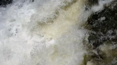 Akış su yağmur yağdı sonra şelale