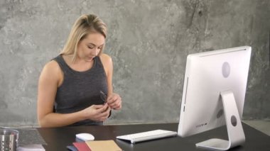 Ofiste çalışan güzel bir iş kadını. 4K çözünürlükte profesyonel atış. 007. Kullanabilirsin, mesela. ticari videonuzda, işinizde, sunumunuzda, yayınınızda 