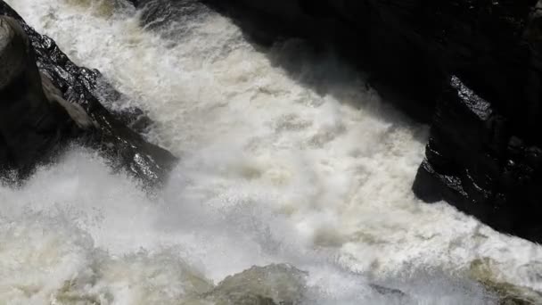 Wasserfall prallt und spritzt auf die Oberfläche harter Felsen, — Stockvideo