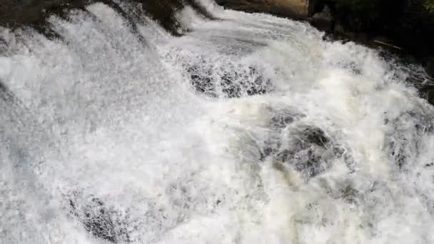 Trapsgewijze water omvallen van de rotsen. — Stockvideo