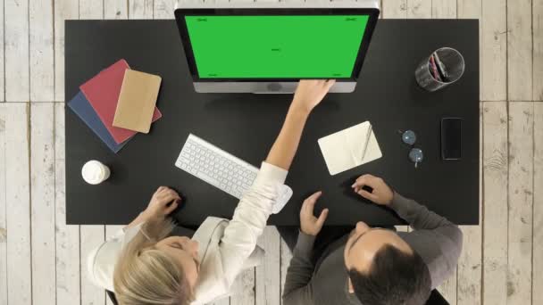Två chefer diskutera projektet på skärmen på datorn. Mock-up-grön skärm. — Stockvideo