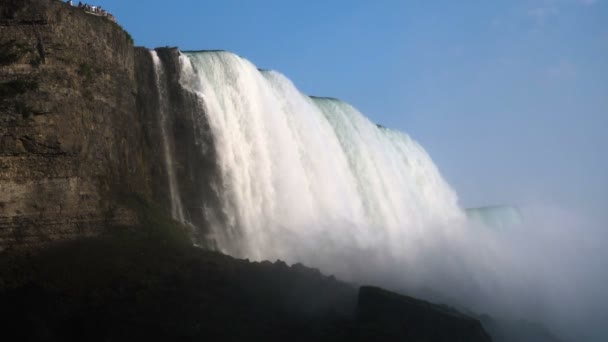 Las gaviotas vuelan cerca de las cataratas del niágara — Vídeo de stock