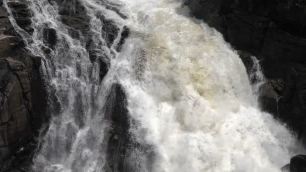 Eau en cascade tombant sur les rochers . — Video