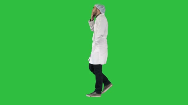 Przemyślane lekarz mężczyzna, chodzenie na zielony ekran, Chroma Key. — Wideo stockowe