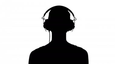 Siluet müzik, insan ve teknoloji kavramı - yürüyüş kulaklık ile mutlu gülümseyen kadın.