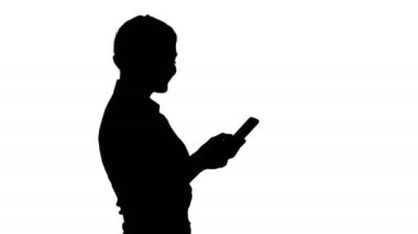 Orta yan görünüm vurdu. Siluet yarım uzunluk portre seyir onun telefon genç iş kadını. 4 k çözünürlüklü profesyonel vurulmuş. 005. sen-ebilmek kullanma o bir örneğin ticari video, işinizde
