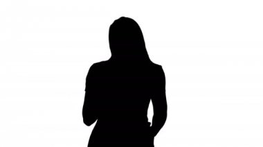 Siluet Seksi kadın akıllı telefonda yürüyor ve mesajlaşıyor.