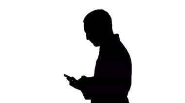 Siluet portre portre yakışıklı erkek sağlık meslek ya da doktor ya da hemşire, cep telefonuyla mesaj.