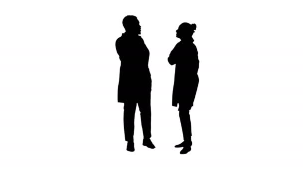 Silhouette Médico femenino y masculino usando teléfonos móviles haciendo llamadas contando noticias felices. — Vídeos de Stock