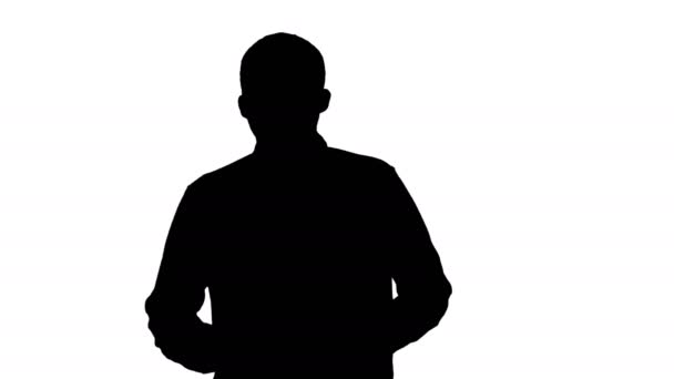Silhouette Man alkalmi séta és beszél a kamerába. — Stock videók