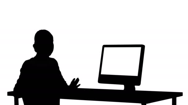 Silhouette Confident focused businesswoman talking to camera and looking to monitor near her. — Stock Video