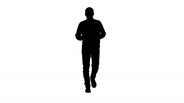 Silhouette Guapo hispano hombre modelo hablando con la cámara y caminando. — Vídeo de stock