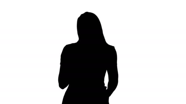 Silhouet Sexy vrouw wandelen en sms 'en op de smartphone. — Stockvideo