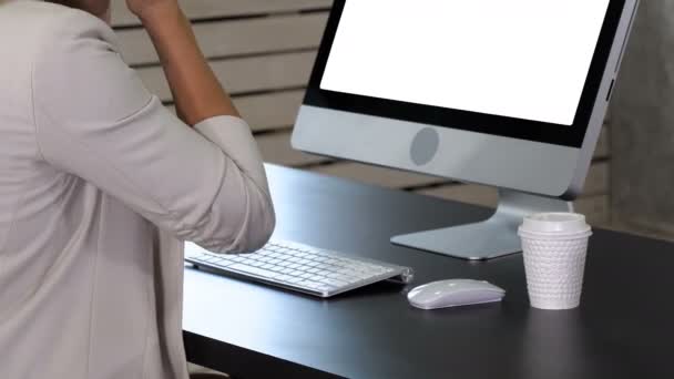 Mujer trabajando en casa mano de oficina en el teclado de cerca. Pantalla blanca . — Vídeo de stock