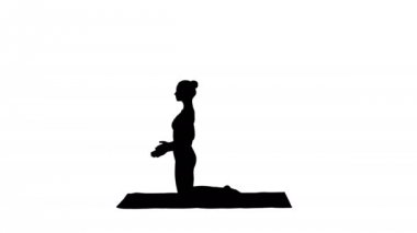 Pratik yoga, Ushtrasana, deve poz yapıyor siluet sportif güzel genç kadın.