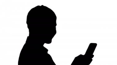 Siluet Genç güzel bir kadın bir SMS yazıyor.