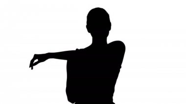 Siluet kadın mutlu gülümseyen kadın yürürken Kol germe.