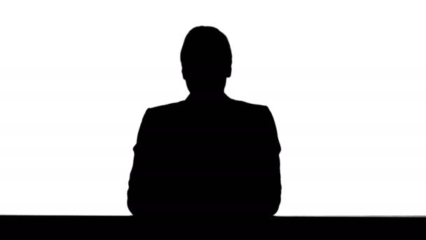 Silhouette Jeune beau présentateur de télévision donnant une speach. — Video