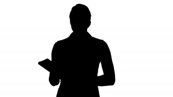 Silhouette Frau in formaler Kleidung öffnet Notizbücher und schaut hinein. — Stockvideo