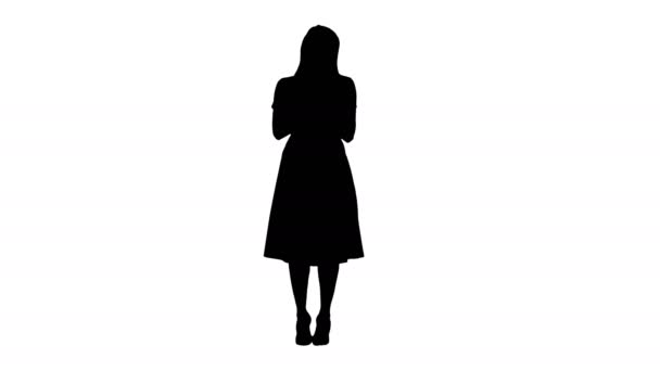 Silhouette Jolie jeune femme en robe rose tenant la tablette et la regardant . — Video