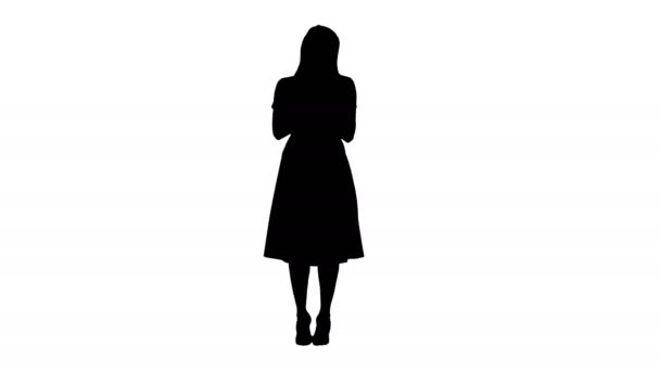 Silhouette hübsche junge Frau in rosa Kleid hält Tablette und schaut darauf. — Stockvideo