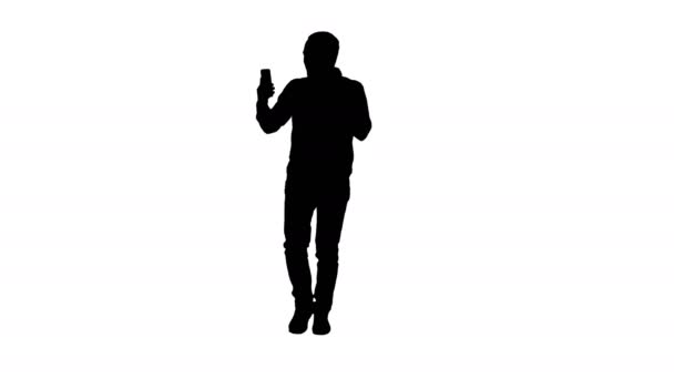 Silhouette upphetsad man använder smartphone inspelning video blogg vlog. — Stockvideo