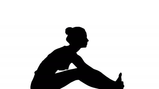 Silhouet sportieve mooie blonde jonge vrouw in sportkleding doen Utthita Hasta Padangushthasana. — Stockvideo