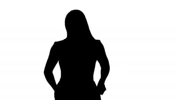 Silhouette Ritratto di ragazza che cammina con le mani in tasche di abito rosa . — Video Stock