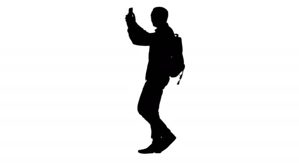 Silhouette Jeune étudiant attrayant routard touriste prenant selfie photo avec téléphone portable . — Video