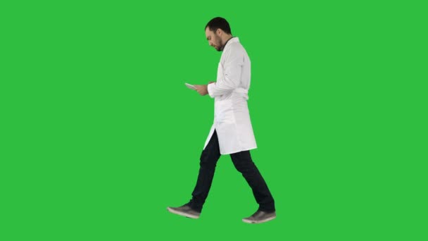 Atención médica y atención médica El médico usa tabletas para verificar una pantalla verde, Chroma Key . — Vídeo de stock