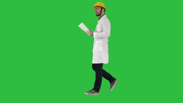 Ingeniero gerente caminando con sombrero duro es la celebración de papel y la comprobación de una pantalla verde, Chroma Key . — Vídeos de Stock