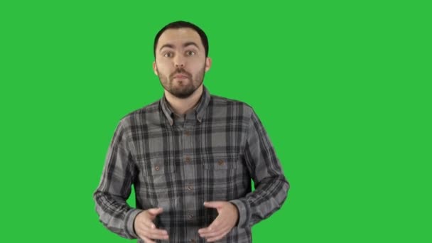 Férfi alkalmi gyalogos és beszél a kamera egy zöld képernyő, Chroma Key. — Stock videók