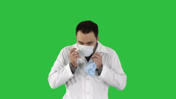 Πορτρέτο του ιατρική γιατρός βάζοντας μάσκα και καπέλο κατόπιν σε μια πράσινη οθόνη, Chroma Key. — Αρχείο Βίντεο
