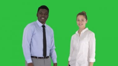 Başarılı iş adamları, iş takım yeşil ekranda Chroma Key poz.