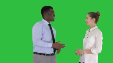 Afro Amerikan adam ve kız bir yeşil ekranda Chroma Key iş bahsediyoruz.