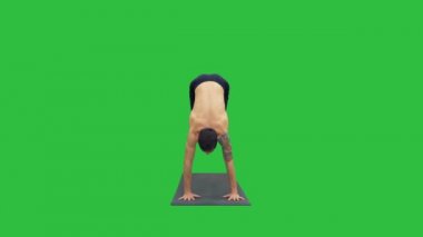 Çalışma dışarı, yoga, pilates ya da eğitim, germe egzersizleri, fitness heron poz Chroma anahtar yeşil ekranda yapıyor sportif çekici genç adam.