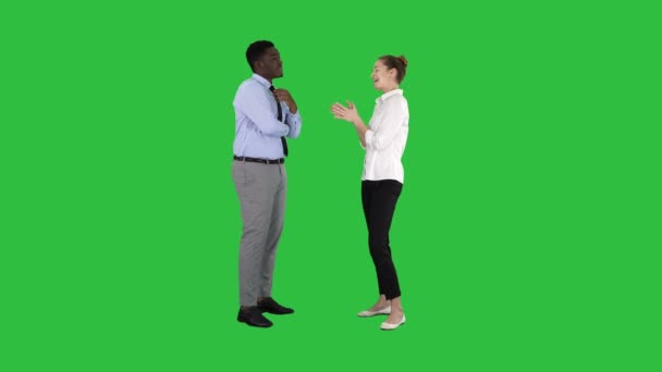 Mujer de negocios dando algunas ideas a su jefe en una pantalla verde, Chroma Key . — Vídeos de Stock