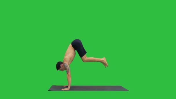 Yoga dwi pada sirsasana Füße hinter dem Kopf posieren auf einem grünen Bildschirm, Chroma-Taste.