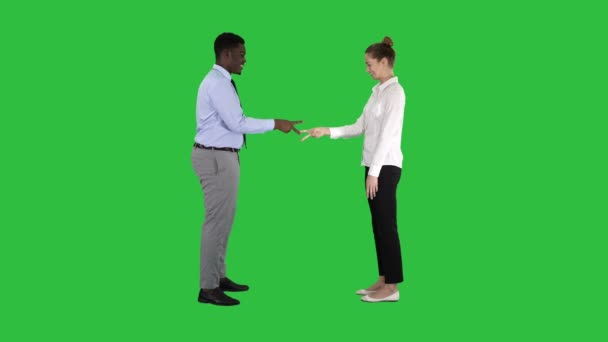Полная Длина Женщина Мужчина Выполняют Бумагу Ножницы Рок Игра Зелёном — стоковое видео