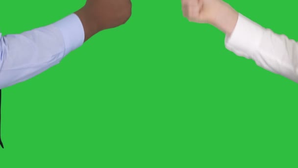 Woman and man doign the paper, scissors, rock game on a Green Screen, Chroma Key. — Stock Video
