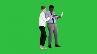 Bir şey için beyaz işkadını Chroma anahtar yeşil ekran konuşurken laptop ekranında gösterilen Afro Amerikan iş danışmanı.