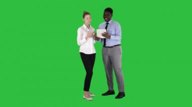 Chroma anahtar yeşil ekranda bir tablet üzerinde çalışan Modern iş adamları.