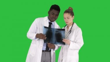 Genç kadın doktor ve akciğer röntgeni resmi Chroma anahtar yeşil ekran bakarak afro Amerikalı doktor.