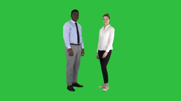 International heureux sourire homme et femme montrant pouces sur un écran vert, Chroma Key . — Video