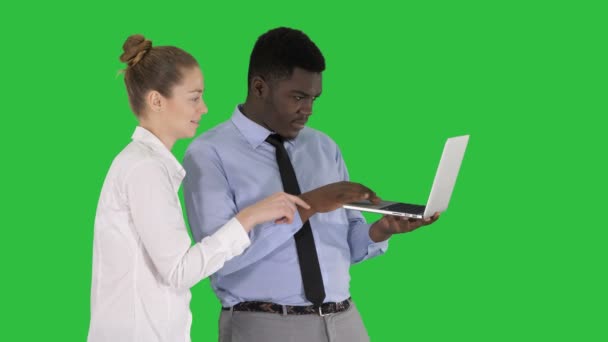 그린 스크린, 크로마 키에 흰색 사업가를 얘기 하는 노트북 화면에 뭔가 보여주는 아프리카 미국 비즈니스 어드바이저. — 비디오