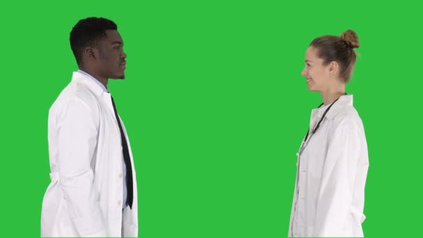 Succesvolle team van chirurgen geven hoge vijf en lachen geïsoleerd op een witte achtergrond op een groen scherm, Chromakey. — Stockvideo